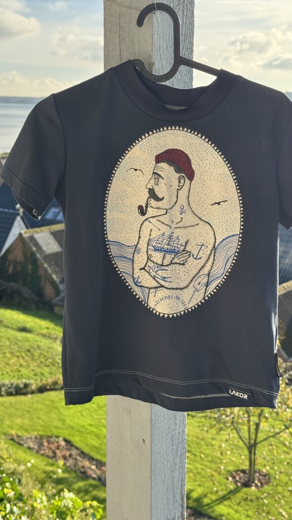 Fedeste t-shirt str 122/128 7år syet af pantvare fra lakor.dk